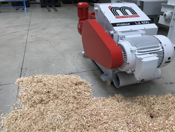 Masur Z 600 horizontal shredder with wood chips on concrete floor in workshop