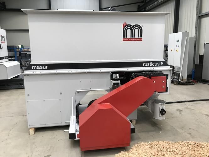 Masur shredding machine model Rusticus 8 with red conveyor belt in industrial hall